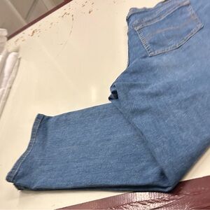 Lee jeans, relaxed fit 1889-18 short were made in Mexico very good shape